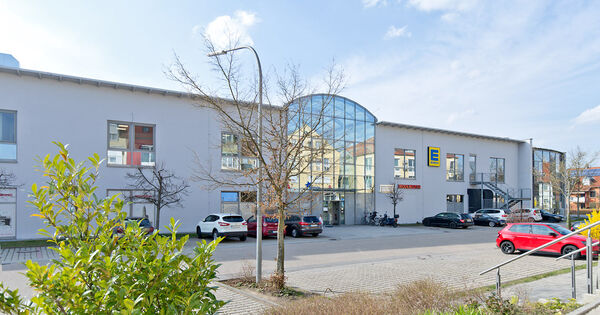 Außenfassade Zahnarztpraxis Regenstauf nahe Regensburg Dr. Lehner mit Parkplatz