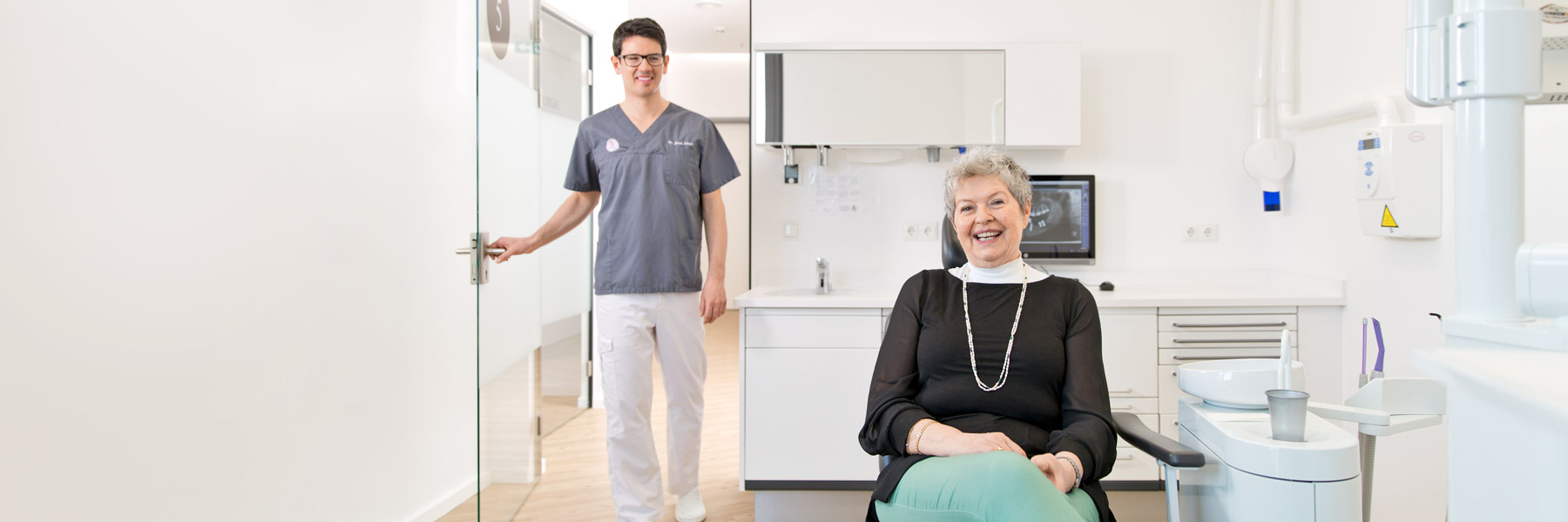 Zahnarzt Regensburg & regenstauf Dr. Jonas Lehner mit einer Patientin am BehandlungsStuhl