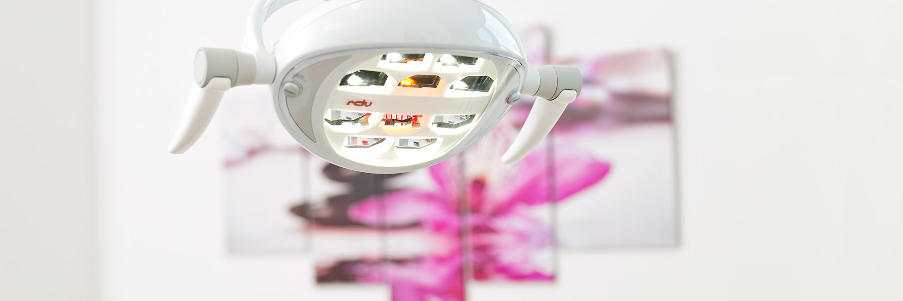 Lichtgerät für Behandlungsstuhl beim Zahnarzt Regensburg & Regenstauf Dr. Lehner 