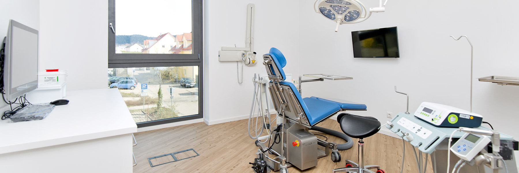 schöner und moderner Behandlungsraum beim Zahnarzt nahe Regensburg Dr. Lehner