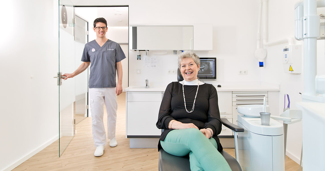 Dr. Lehner im Behandlungsraum mit einer Patientin am Stuhl