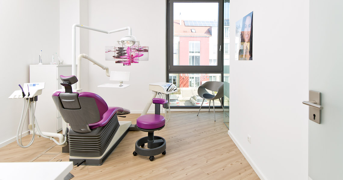 Erster Behandlungsraum der Zahnarztpraxis Dr. Lehner nahe Regensburg