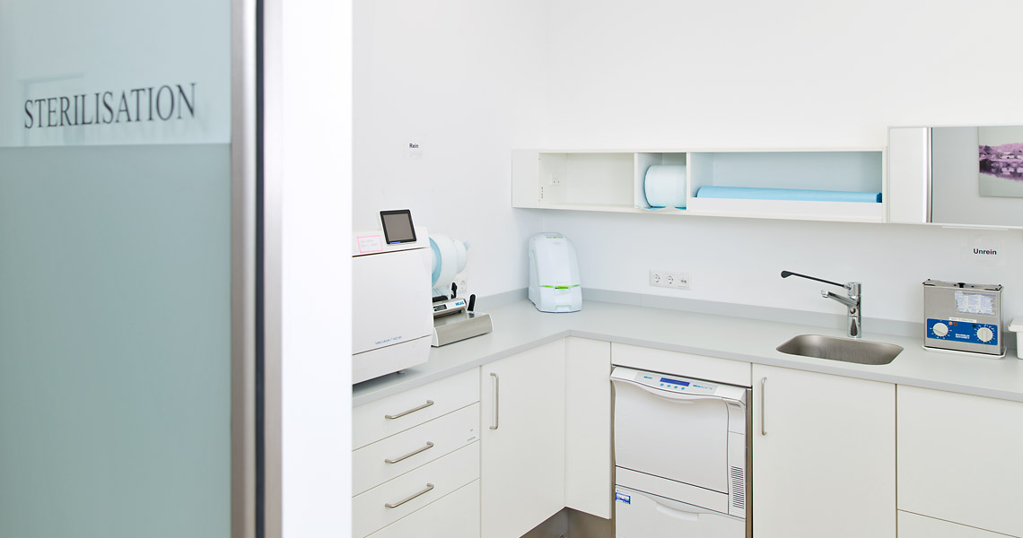 Raum für Sterilisation in der Zahnarztpraxis Dr. Lehner